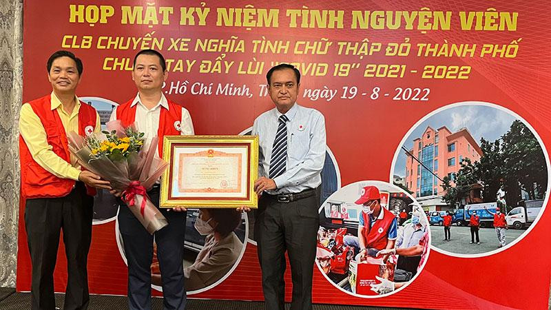 Tình nguyện viên Nguyễn Duy Linh (giữa) nhận Bằng khen của Thủ tướng Chính phủ.