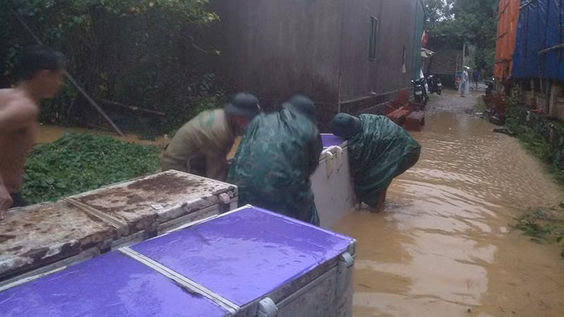 Các chiến sĩ bộ đội Đồn Biên phòng Môn Sơn giúp dân di dời tài sản.