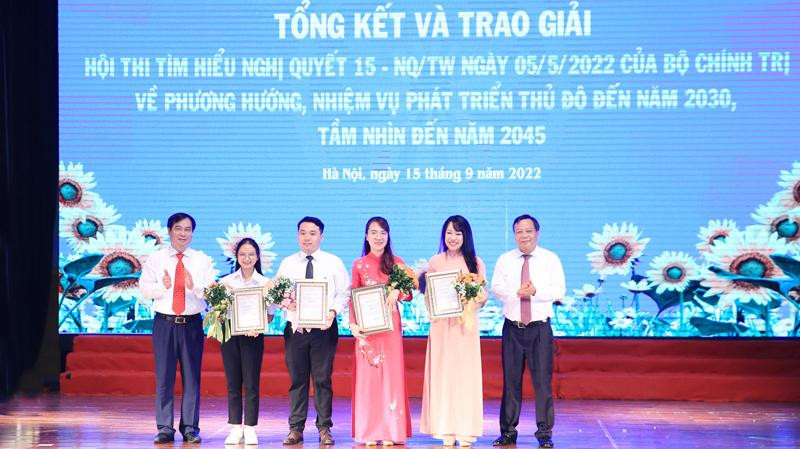 Lãnh đạo Ban Tuyên giáo Trung ương và Thành ủy Hà Nội trao phần thưởng cho đội đoạt giải Nhất.