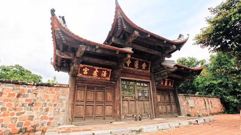 Bức tường bằng gạch cổ chùa Kim Liên trước khi bị đập đi xây mới.