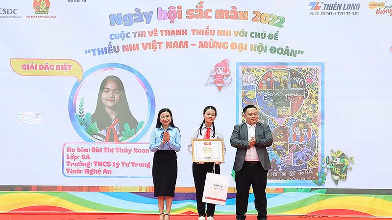 Bí thư Trung ương Đoàn Thanh niên Cộng sản Hồ Chí Minh, Chủ tịch Hội đồng Đội Trung ương Nguyễn Phạm Duy Trang (bên trái) và đại diện các đơn vị liên quan trao giải đặc biệt tặng thí sinh Bùi Thị Thúy Xoan.