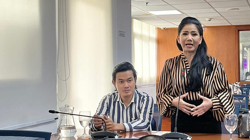 Nghệ sĩ ưu tú Phương Loan phát biểu trong buổi họp báo.