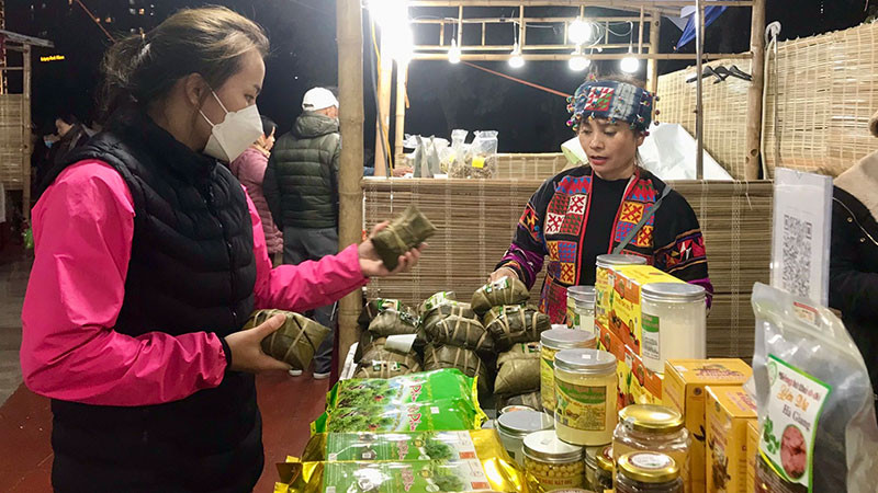 Người tiêu dùng tham quan, mua sắm các sản phẩm nông sản, OCOP chuẩn bị Tết.