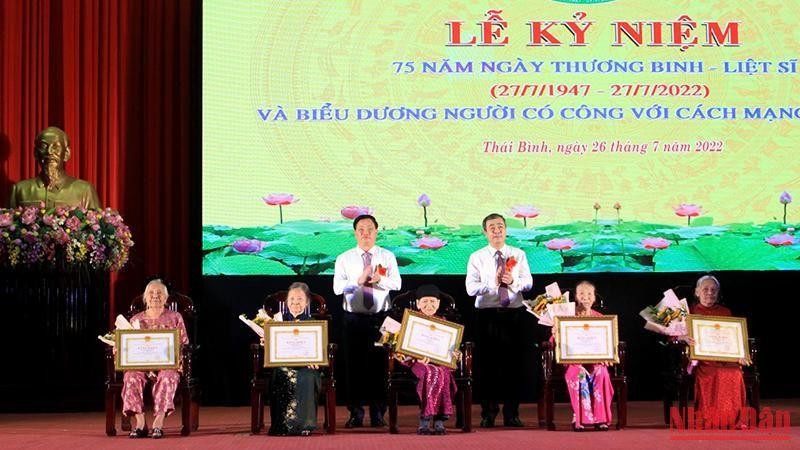 Lãnh đạo tỉnh Thái Bình trao Bằng khen cho các Bà mẹ Việt Nam Anh hùng đang sinh sống trên địa bàn.