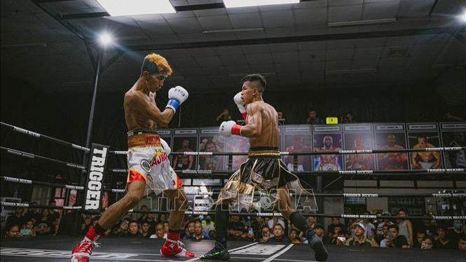 Võ sĩ Trần Văn Thảo (quần đen) thi đấu với võ sĩ người Philippines Prince Andrew Lario. 