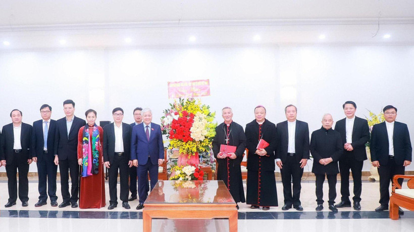 Bí thư Trung ương Đảng, Chủ tịch Ủy ban Trung ương Mặt trận Tổ quốc Việt Nam Đỗ Văn Chiến và đoàn công tác tặng hoa chúc mừng Giáng sinh 2022 tại Tòa Giám mục Giáo phận Vinh. (Ảnh: THÀNH DUY)