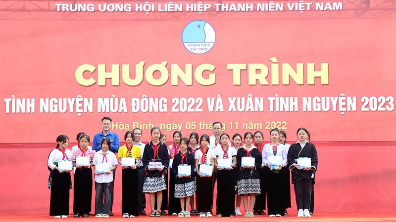 Chương trình tặng quà cho các em học sinh giỏi có hoàn cảnh khó khăn.