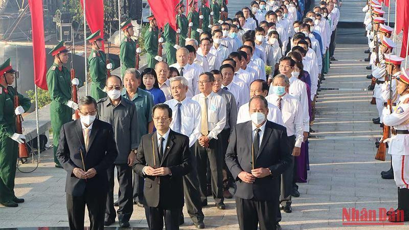 Các đại biểu tưởng niệm các Anh hùng, liệt sĩ. (Ảnh: THANH DŨNG)