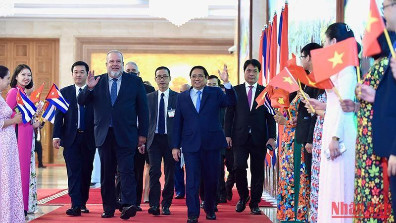 Thủ tướng Phạm Minh Chính và Thủ tướng nước Cộng hòa Cuba Manuel Marrero Cruz. 