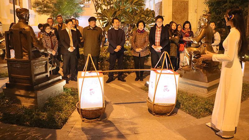 Tour du lịch văn học thu hút sự quan tâm của công chúng.