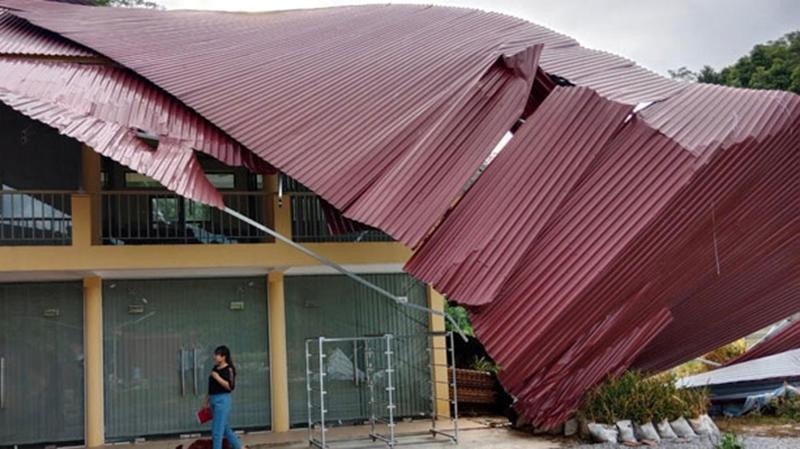 Một nhà xưởng sản xuất ở huyện Bạch Thông bị tốc mái. (Ảnh: Xuân Nghiệp)