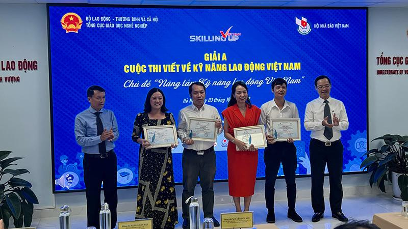 Ban tổ chức trao tặng các tác giả đạt giải A các loại hình báo chí. 