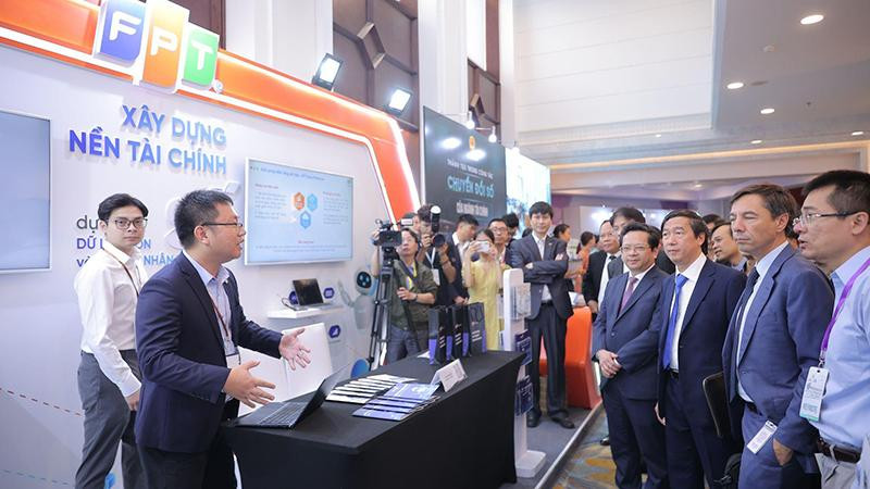 Chuyên gia FPT IS giới thiệu nhiều giải pháp công nghệ tới các lãnh đạo cấp cao Chính phủ và Bộ Tài chính.