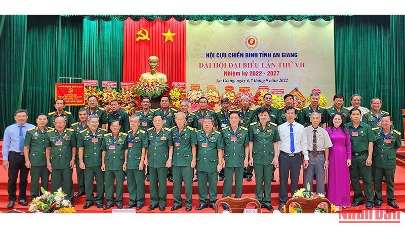 Ban Chấp hành khóa VII chụp hình cùng các đại biểu.