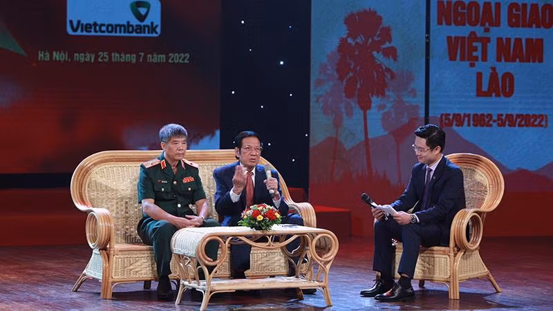 Các đại biểu giao lưu, chia sẻ những hồi ức về đồng đội và một thời chiến tranh.