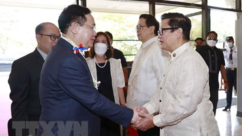 Chủ tịch Quốc hội Vương Đình Huệ với các Hạ nghị sỹ Philippines. (Ảnh: Doãn Tấn/TTXVN)