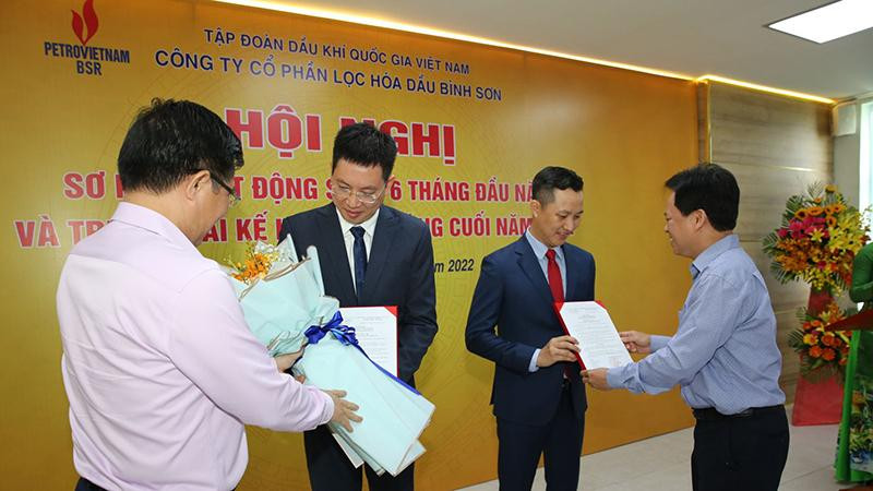 Ông Nguyễn Văn Hội - Chủ tịch HĐQT BSR đã trao quyết định cho 2 tân Phó Tổng Giám đốc BSR Phạm Minh Nghĩa và Mai Tuấn Đạt. Ông Lê Mạnh Hùng - Tổng Giám đốc Tập đoàn tặng hoa chúc mừng hai tân Phó Tổng Giám đốc BSR vừa được bổ nhiệm.