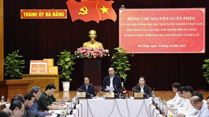 Chủ tịch nước Nguyễn Xuân Phúc phát biểu tại buổi làm việc với lãnh đạo thành phố Đà Nẵng về tình hình khắc phục thiệt hại do bão số 5 và mưa lũ gây ra. (Ảnh: Thống Nhất/TTXVN)