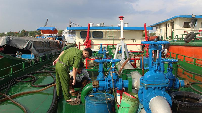 Lực lượng Công an thành phố Biên Hòa khám nghiệm khu vực trên tàu các đối tượng hút xăng để bán.