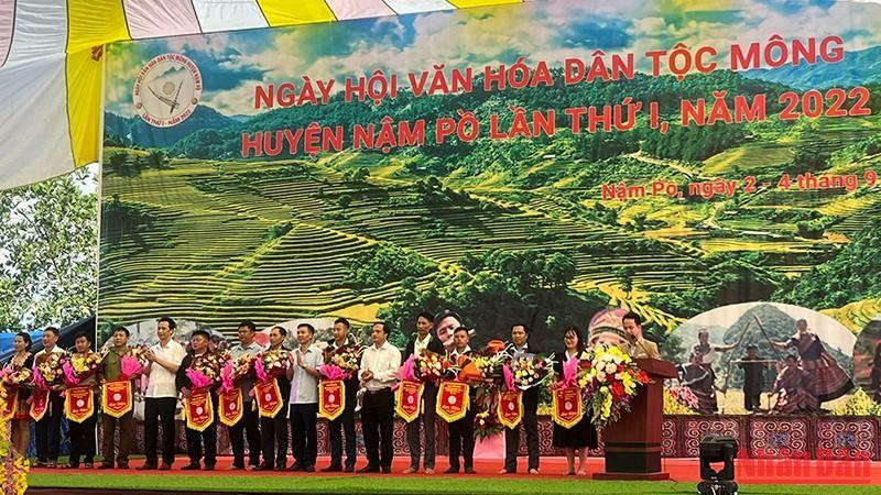 Các đồng chí lãnh đạo Huyện ủy, Ủy ban nhân dân huyện Nậm Pồ trao cờ lưu niệm tặng các đoàn tham gia Ngày hội.