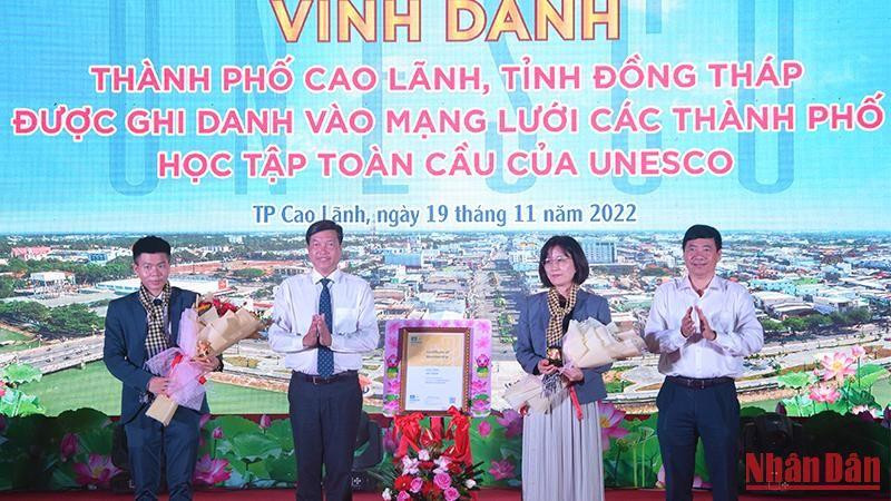 Bà Miki Nozawa trao chứng nhận cho thành phố Cao Lãnh và nhận biểu trưng, hoa do Đồng Tháp trao tặng. (Ảnh: HỮU NGHĨA)