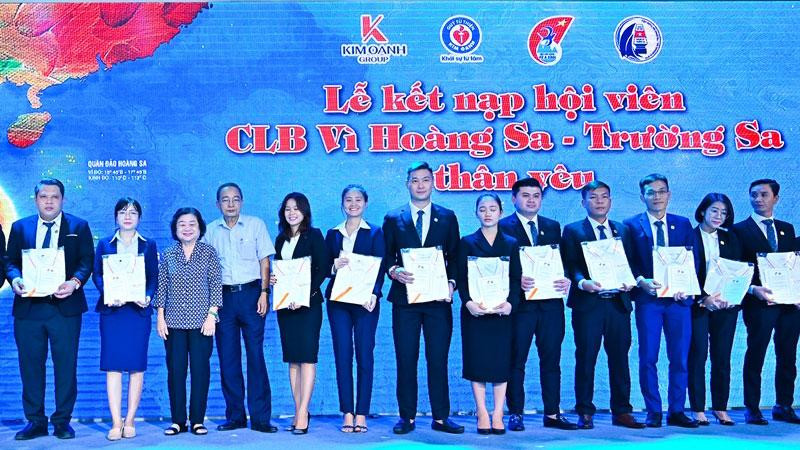 Đồng chí Trương Mỹ Hoa (thứ ba từ trái qua) trao giấy kết nạp hội viên Câu lạc bộ Vì Hoàng Sa-Trường Sa thân yêu cho các cá nhân.