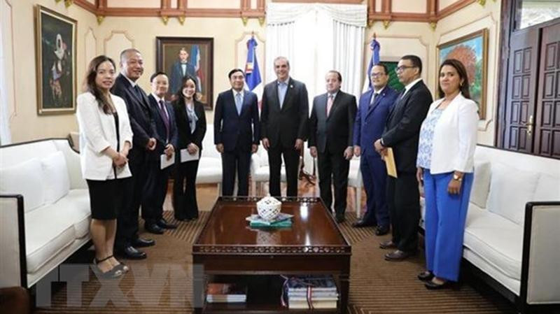 Đoàn đại biểu Đảng Cộng sản Việt Nam chào Tổng thống Cộng hòa Dominicana Luis Rodolfo Abinader. (Ảnh: Mai Phương/TTXVN)