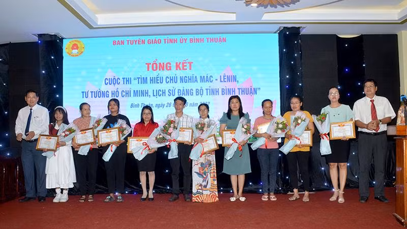 Ban Tổ chức trao tặng Giấy chứng nhận và hoa cho các thí sinh đạt giải Nhất.