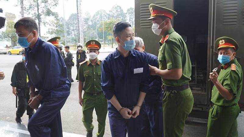 Các bị cáo được dẫn đến phiên xét xử.