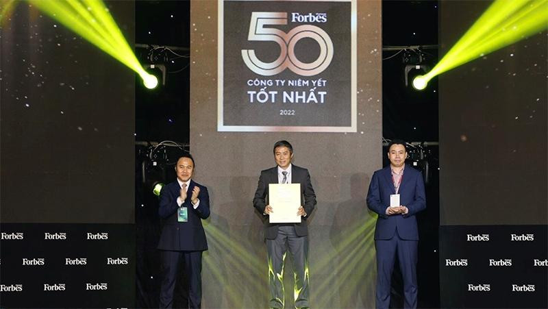 Đại diện PVFCCo nhận chứng nhận “Top 50 công ty niêm yết tốt nhất” năm 2022.