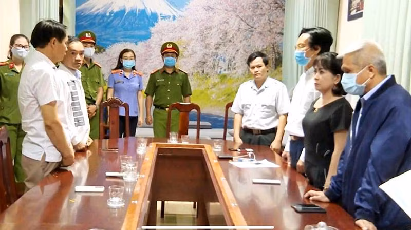 Các bị can nguyên là cán bộ, lãnh đạo, nhân viên ngành y tế tỉnh Đắk Lắk liên quan đến các sai phạm đấu thầu thuốc xảy ra trong giai đoạn 2014-2015 thời điểm bị khởi tố, bắt giam.