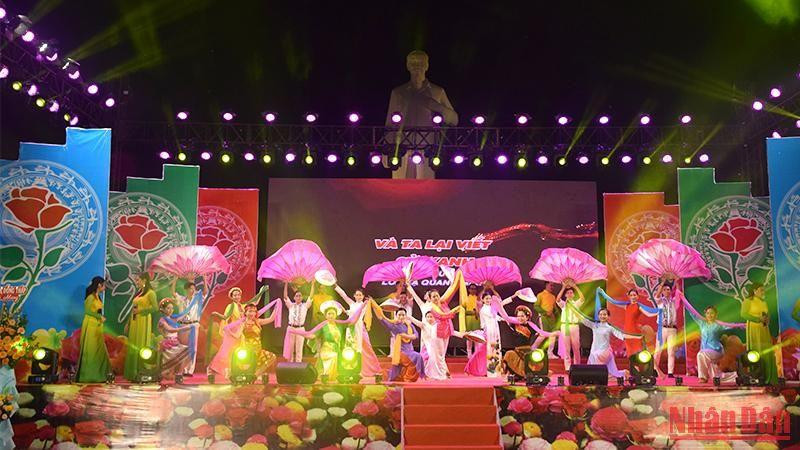 Một tiết mục biểu diễn trong đêm khai mạc lễ hội.