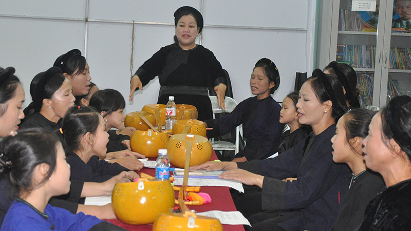 Nghệ nhân nhân dân Hà Thị Ven hướng dẫn hát then, đàn tính cho người dân ở xã Thụy Hùng, huyện Cao Lộc (tỉnh Lạng Sơn).