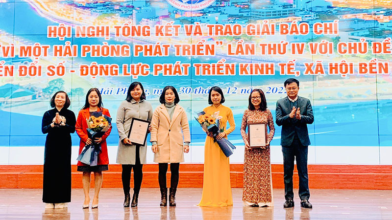 Lãnh đạo Ban Tuyên giáo Thành ủy và Sở Thông tin và Truyền thông Hải Phòng trao giải A tặng các nhóm tác giả đoạt giải. 