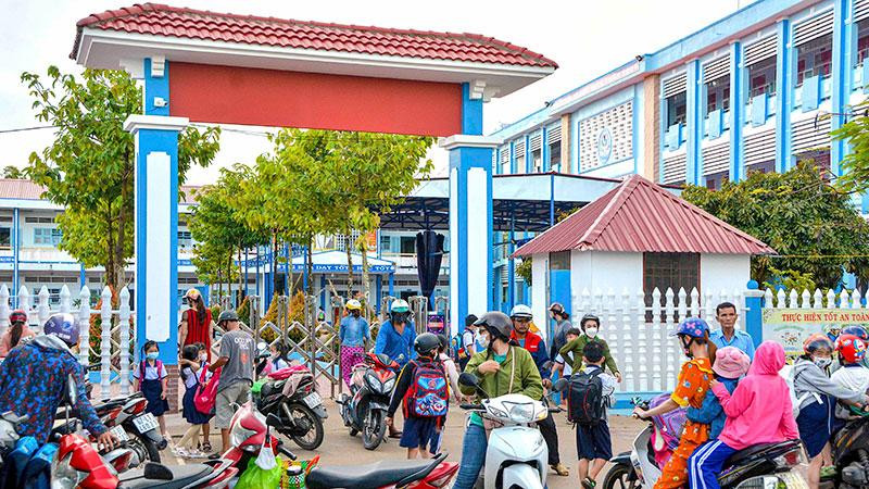 Trường tiểu học Tân Lợi xã hội hóa hơn 282 triệu đồng vừa hoàn trả lại toàn bộ tiền cho cha mẹ học sinh.