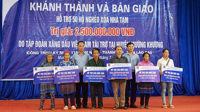 Tập đoàn Xăng dầu Việt Nam trao kinh phí hỗ trợ làm nhà cho các hộ nghèo.