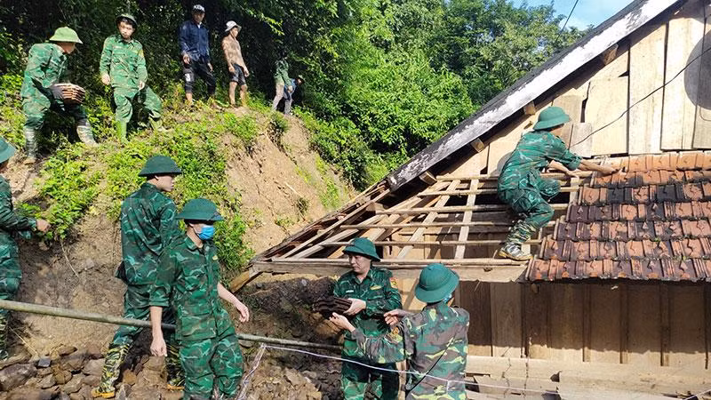 Bộ đội Biên phòng giúp người dân di dời các ngôi nhà có nguy cơ bị sạt lở đất.