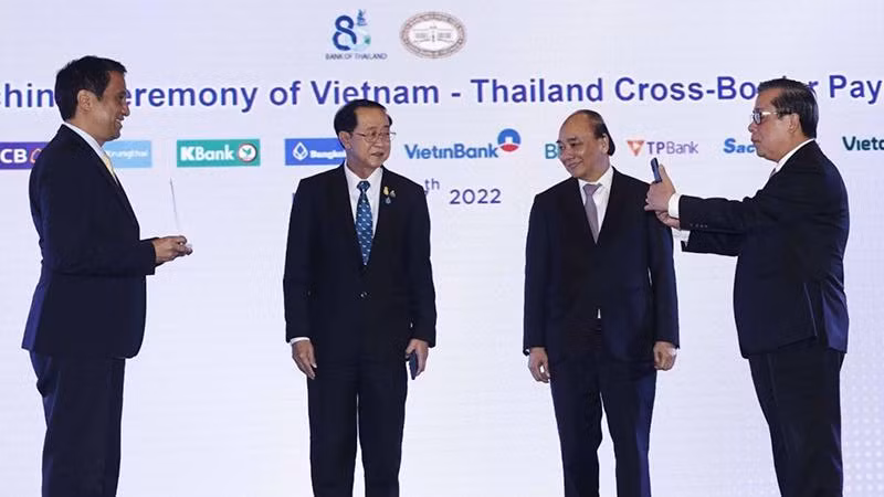 Chủ tịch nước Nguyễn Xuân Phúc và Bộ trưởng Tài chính Thái Lan chứng kiến Lễ công bố kết nối thanh toán bán lẻ ứng dụng mã phản hồi nhanh (QR code) giữa Việt Nam-Thái Lan.