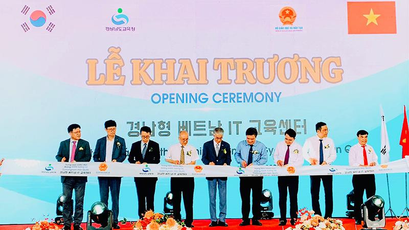Các đại biểu cắt băng khai trương Trung tâm Giáo dục thông minh Gyeongsangnam (Hàn Quốc) tại Hải Phòng.
