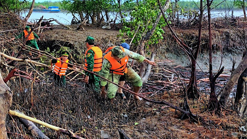 Các lực lượng chức năng tỉnh Cà Mau nỗ lực tìm kiếm nạn nhân gặp nạn vùng ven biển xã Tam Giang Đông, huyện Năm Căn.