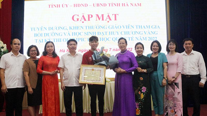 Các đồng chí Thường trực Tỉnh ủy trao Bằng khen, tặng hoa và quà chúc mừng em Trần Đức Minh.