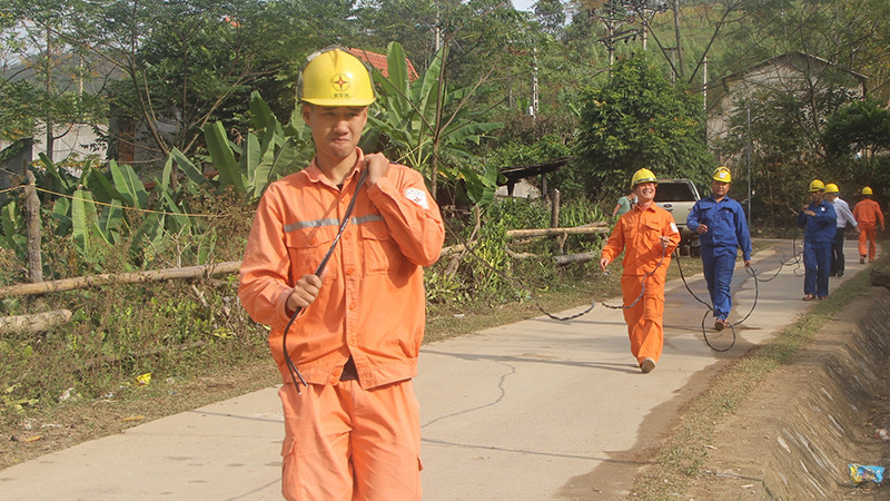 Công nhân Công ty điện lực Lạng Sơn kéo điện lưới về các xã giáp biên của huyện Cao Lộc (tỉnh Lạng Sơn).