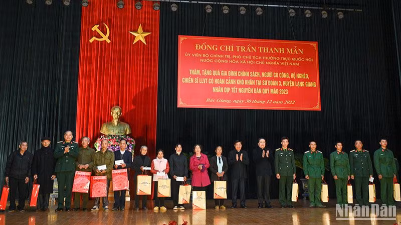 Phó Chủ tịch Thường trực Quốc hội Trần Thanh Mẫn và Bí thư Tỉnh ủy Bắc Giang Dương Văn Thái tặng quà cho gia đình chính sách, người có công, hộ nghèo, chiến sĩ lực lượng vũ trang có hoàn cảnh khó khăn tại Sư đoàn 3, huyện Lạng Giang. (Ảnh: Duy Linh)