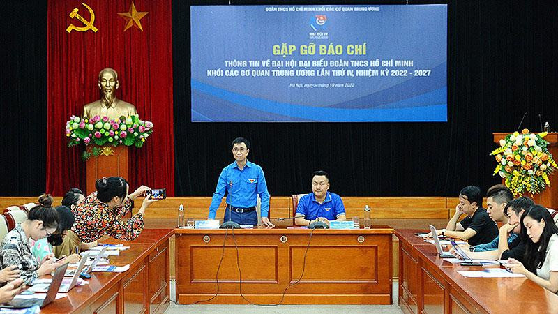 Bí thư Đoàn Khối các cơ quan Trung ương Bùi Hoàng Tùng (áo xanh, đang đứng) thông tin về Đại hội đại biểu Đoàn Thanh niên Cộng sản Hồ Chí Minh Khối các cơ quan Trung ương lần thứ IV. 