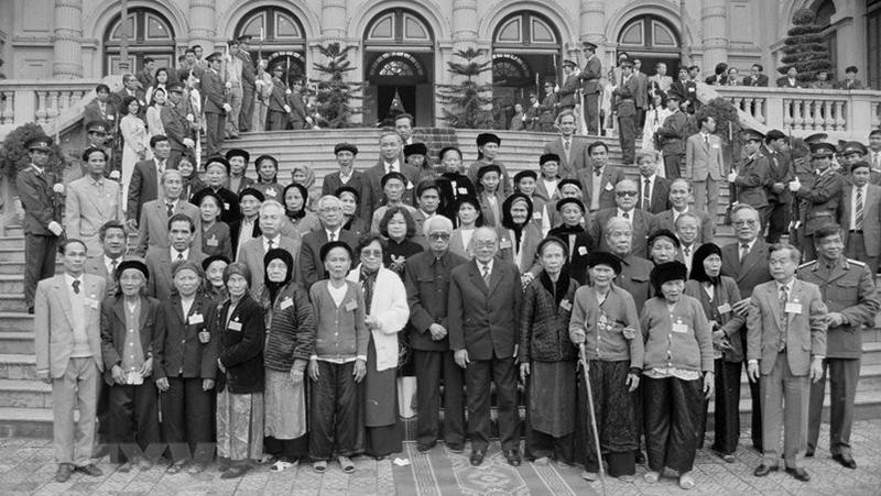 Tổng Bí thư Đỗ Mười, Chủ tịch nước Lê Đức Anh, Chủ tịch Quốc hội Nông Đức Mạnh, Thủ tướng Võ Văn Kiệt gặp mặt đại biểu các gia đình liệt sĩ tiêu biểu trong cả nước (5/2/1994). (Ảnh: Trần Sơn/TTXVN)