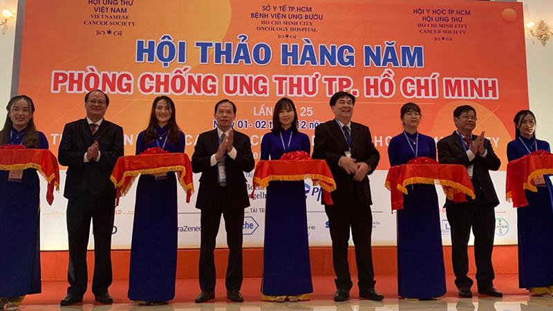 Các đại biểu cắt băng khai mạc hội thảo.