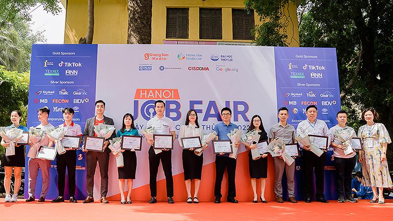 Đại diện Ban tổ chức Ngày hội việc làm Thủ đô năm 2022 trao chứng nhận tặng các doanh nghiệp tham gia Ngày hội.