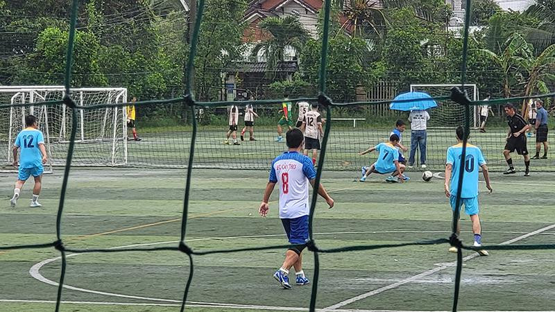 Cầu thủ tranh tài quyết liệt trên sân.