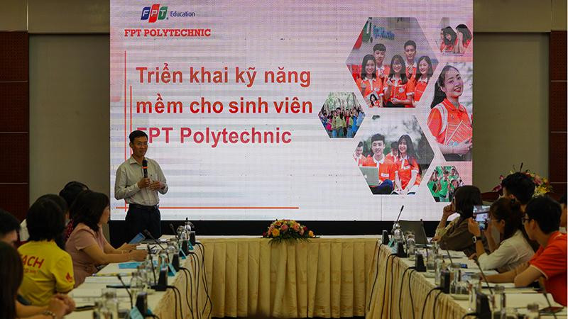 Đại diện Trường cao đẳng FPT Polytechnic chia sẻ thông tin tại hội thảo.