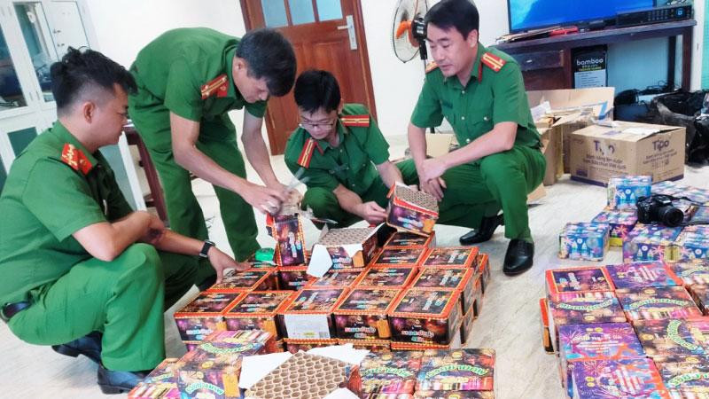 Công an kiểm tra số lượng, chủng loại pháo nhập lậu.